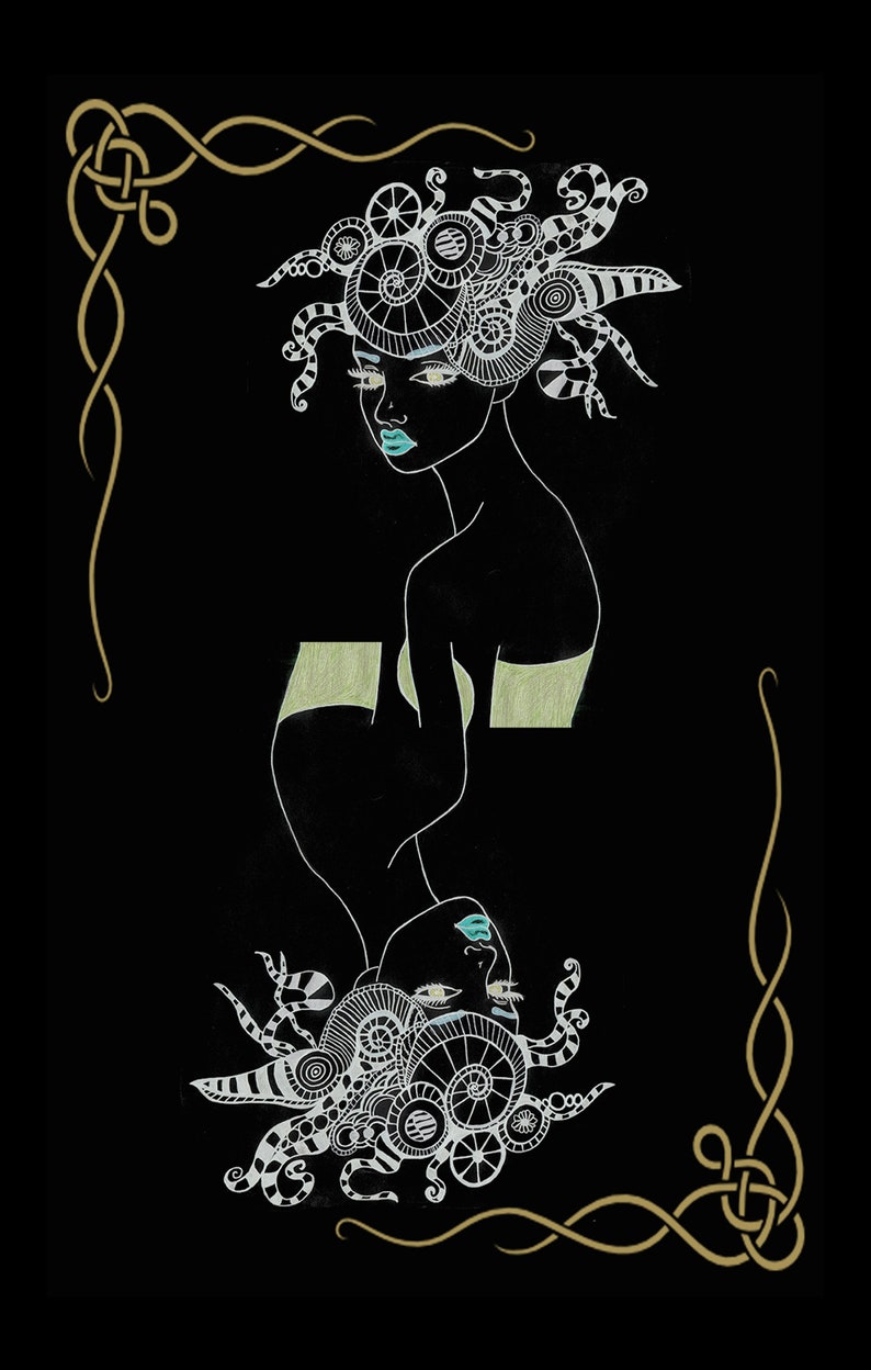 Pu&ograve; includere: Un'illustrazione in bianco e nero di una donna con la testa piena di intricati motivi a spirale. Il viso della donna &egrave; visibile, con occhi azzurri e una bocca blu chiaro. Lo sfondo &egrave; nero con un bordo decorativo dorato.