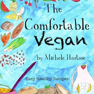 Può includere: Un'illustrazione ad acquerello della copertina di un libro di cucina con il titolo "The Comfortable Vegan" di Michele Hartsoe. La copertina presenta una varietà di frutta, verdura e altri cibi vegani colorati, tra cui un'anguria, un ananas, una banana, una patata dolce, carote, fagioli, avocado, broccoli e un fungo. Il testo "Easy Healthy Recipes" è incluso anche sulla copertina.