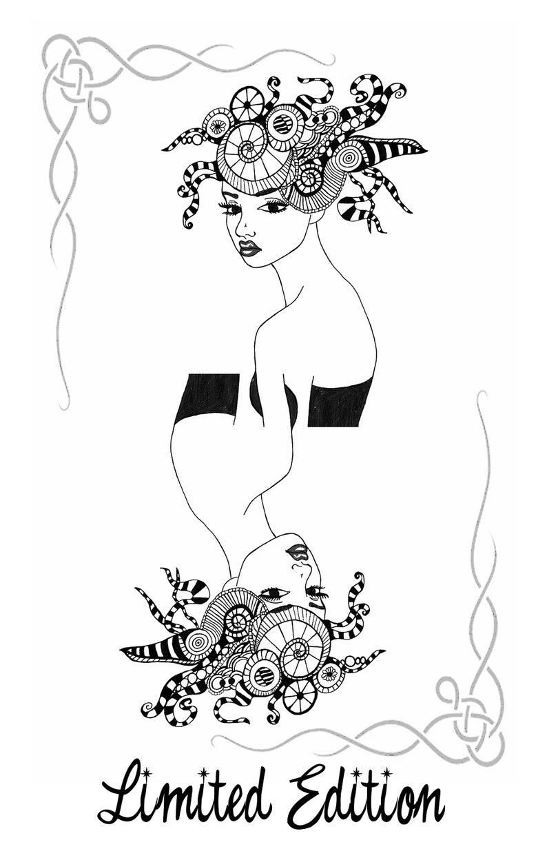 Pu&ograve; includere: Illustrazione in bianco e nero di una donna con capelli intricati a spirale. La donna &egrave; raffigurata due volte, una volta in piedi e una volta capovolta. Il testo "Edizione limitata" &egrave; scritto sotto l'immagine.