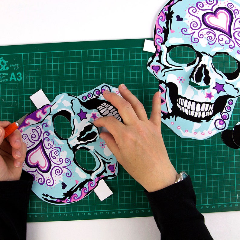 Día de Muertos, Día de Muertos, calaveras de azúcar con diseño de corazón Actividad para adultos y niños, Máscaras para hacer imagen 5