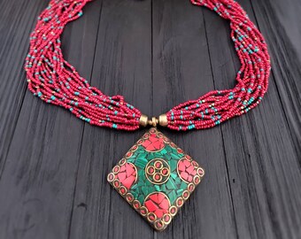 Tibetanische rote Perlen Halskette, Layered Perlen Halskette, Tibetischer Schmuck, Rocailles Perlen Halskette, Koralle und Malachit Anhänger, Boho Halskette