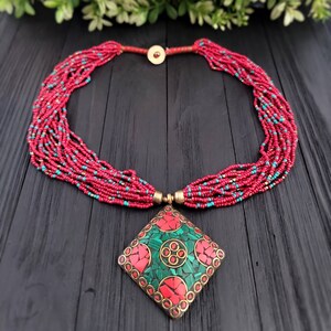 Tibetaanse rode kralenketting, gelaagde kralenketting, Tibetaanse sieraden, rocaillesketting, koraal en malachiethanger, boho-ketting