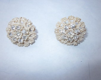 Featherweight Vintage Floral Rhinestone Screw Back Earrings, cream/ivory colored celluloid with molded flowers and clear rhinestones