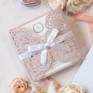 Preciosa invitación de boda rosa polvoriento cortada con láser, tarjetas de boda románticas con cinta y sobres a juego, cubierta rosa rubor