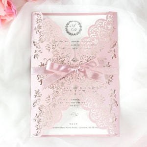 Pink perlmuttfarbene Hochzeitseinladung - Personalisierte Hochzeitseinladung mit Satinband und pinkem Umschlag - Volldruck