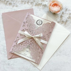 Inviti per il giorno delle nozze rosa, eleganti e intricati, tagliati al laser, con nastro di perle e busta abbinata - Stampa completa
