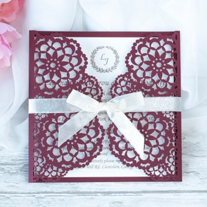 Tarjetas de boda de invitación de boda de corte láser de color burdeos con cinta y sobres a juego