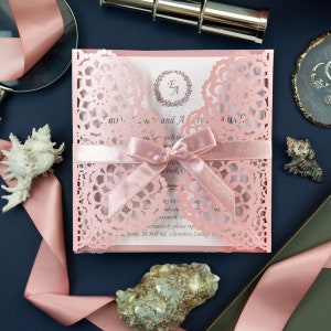 Blush Pink Pearlized Laser Cut Hochzeitseinladung, Hochzeitskarten mit Band und passenden Umschlägen vollständig Personalisierung und Druck