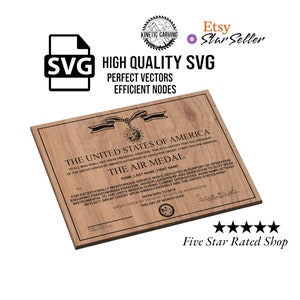 Puede incluir: Una descarga digital de un fondo de madera con un certificado para la Medalla Aérea. El certificado dice "Los Estados Unidos de América" y "La Medalla Aérea". El texto "Tienda calificada con cinco estrellas" está en la parte inferior de la imagen.