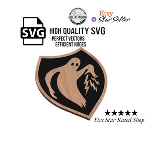 Può includere: Un design digitale in bianco e nero di un fantasma con fulmini. Il design è su una forma di scudo di legno. Il testo "HIGH QUALITY SVG" è sopra il design. Il testo "PERFECT VECTORS" è sotto il design. Il testo "EFFICIENT NODES" è sotto il testo "PERFECT VECTORS".