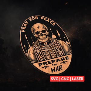 Könnte beinhalten: Ovale Holzplakette mit lasergraviertem Design. Das Design zeigt einen Totenkopf mit Blitz, umgeben von den Texten „PRAY FOR PEACE“ und „PREPARE FOR WAR“. Enthält Bilder von Waffen. Der untere Text lautet „SVG | CNC | LASER“.