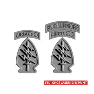 Puede incluir: Dos emblemas grises tridimensionales con una daga central y tres rayos. El emblema izquierdo tiene una pestaña arqueada que dice AIRBORNE. El derecho tiene dos pestañas arqueadas que dicen SPECIAL FORCES y AIRBORNE. Texto: STL | CNC | LASER | 3-D PRINT.