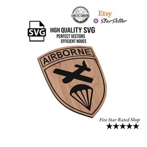 Può includere: Emblema in legno a forma di scudo con la scritta "AIRBORNE" e un disegno di aereo e paracadute neri. L'immagine include il testo "SVG HIGH QUALITY SVG PERFECT VECTORS EFFICIENT NODES".
