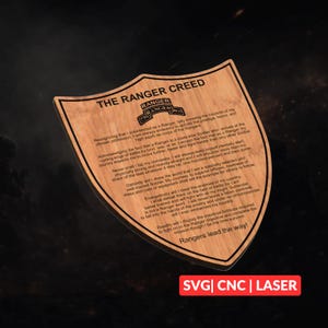Może przedstawiać: Drewniana tablica w kształcie tarczy, z wygrawerowanym napisem "THE RANGER CREED" i logo Rangers. Tekst szczegółowo opisuje zaangażowanie Rangera w obowiązek i honor. Na dole tablicy napis "SVG | CNC | LASER".