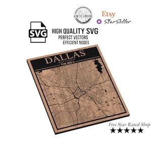 Puede incluir: Un mapa de madera de Dallas, Texas, con el trazado de las calles de la ciudad grabado en la madera. El mapa está enmarcado en negro e incluye el texto "DALLAS" y "THE BIG D". La imagen también incluye el texto "HIGH QUALITY SVG" y "PERFECT VECTORS".