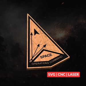 Op de afbeelding: Houten plaat met het Space Operations Command logo. Het ontwerp toont een driehoek met pijlen en de tekst "SPACE OPERATIONS COMMAND". De woorden "SVG | CNC | LASER" staan onderaan. De plaat heeft een donkere houtnerf.