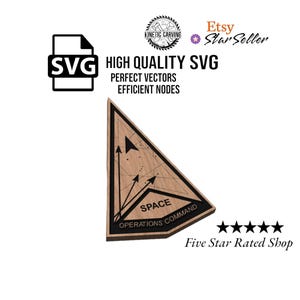 Puede incluir: Placa de madera de Space Operations Command con detalles en negro. La placa triangular presenta flechas y texto. La imagen también incluye el texto "HIGH QUALITY SVG" y "Five Star Rated Shop".