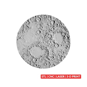 Può includere: Una mappa circolare in rilievo grigia della superficie lunare con crateri dettagliati e topografia lunare. Sotto l'immagine circolare, un'etichetta rettangolare rossa contiene il testo bianco: STL | CNC | LASER | 3-D PRINT.