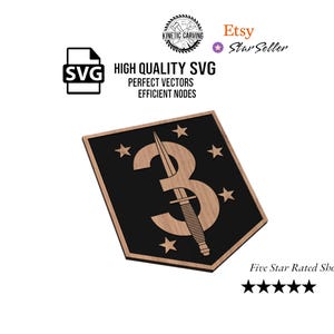 Puede incluir: Un recorte de madera negro y marrón del logotipo de la 3.ª División de Infantería de Marina. El logotipo presenta un número 3 estilizado con una daga que lo atraviesa y cinco estrellas que rodean el número. El logotipo está sobre un fondo negro y es adecuado para el corte por láser.
