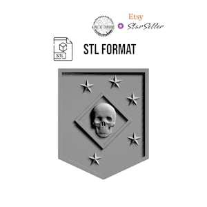 以下が含まれることがあります： 5つの星が付いたドクロとクロスボーンのエンブレムのグレーの3Dプリントモデル。エンブレムは、中央にドクロのあるダイヤモンドの形をしています。テキスト「STL FORMAT」はエンブレムの上にあります。