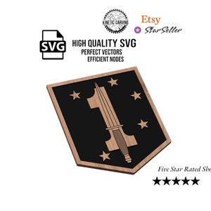 Puede incluir: Un recorte de madera del emblema del 1er Grupo de Fuerzas Especiales (Aerotransportado). El emblema presenta un escudo negro con una daga blanca y cinco estrellas blancas. El escudo está rodeado por un marco de madera.