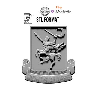 Puede incluir: Un emblema gris renderizado en 3D que representa un caballo alado montado por un hombre que empuña una espada y una luna creciente. El texto "NIGHT STALKERS" está en la parte inferior. La imagen también incluye el texto "STL FORMAT" y el logotipo de Etsy Star Seller.