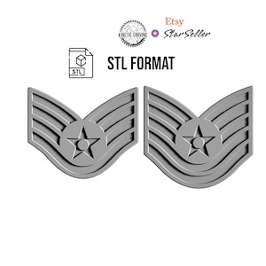 Op de afbeelding: Twee grijze, driedimensionale rangtekens van de Master Sergeant van de US Air Force. Elk insigne heeft een ster in het midden en staat tegen een witte achtergrond. De tekst "STL FORMAT" wordt boven de insignes weergegeven.