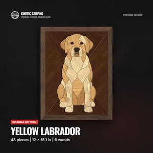 Può includere: Un motivo a intarsio di un Labrador retriever giallo composto da 48 pezzi e 6 legni. L'opera in legno misura 12 per 16,1 pollici. Il testo riporta KINETIC CARVING, Veteran-owned. Maker-built, Preview render e YELLOW LABRADOR.