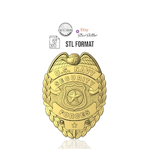 Può includere: Un distintivo dorato delle forze di sicurezza della Marina degli Stati Uniti. Il distintivo presenta un'aquila in cima, uno scudo centrale con una stella e il testo "U.S. NAVY SECURITY FORCES". L'immagine include anche il testo "STL FORMAT".