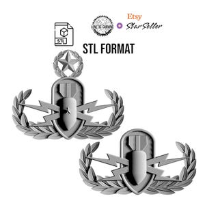 Könnte beinhalten: Zwei silberfarbene STL-Format-Abzeichen mit einem Stern, Blitz und Lorbeerblättern. Die Abzeichen haben eine Schildform mit einem Stern in der Mitte. Der Text "STL FORMAT" befindet sich über den Abzeichen.