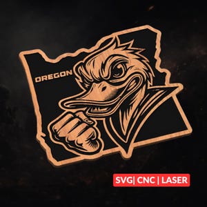 以下が含まれることがあります： オレゴン州の木製切り抜き。強烈なアヒルのマスコットが拳を握っています。「OREGON」の文字がアヒルの上にあります。「SVG | CNC | LASER」の文字が右下にあります。