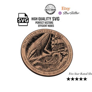 Puede incluir: Una talla de madera circular con una ilustración detallada de una ballena, un barco y olas. El texto alrededor del borde dice: "From Hell's Heart I Stab at Thee". La imagen también incluye el texto "SVG High Quality SVG Perfect Vectors Efficient Nodes".