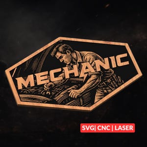 Puede incluir: Letrero de madera que representa a un mecánico trabajando en un motor, con la palabra "MECHANIC" en letras grandes. El letrero tiene un fondo negro y un marco de madera marrón claro. La esquina inferior derecha tiene el texto "SVG | CNC | LASER".