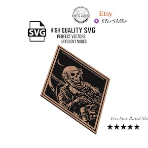 Pode incluir: Placa de madeira com uma ilustração detalhada de uma figura com rosto de caveira segurando uma arma sobre um fundo preto. A placa tem uma borda marrom e inclui o texto "HIGH QUALITY SVG" e "PERFECT VECTORS EFFICIENT NODES".