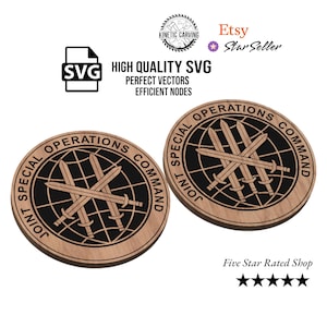 Op de afbeelding: Twee houten Joint Special Operations Command-emblemen. Elk embleem is cirkelvormig met een zwarte achtergrond en een ontwerp van gekruiste zwaarden. De tekst "JOINT SPECIAL OPERATIONS COMMAND" staat rond de rand. De afbeelding bevat ook de tekst "HIGH QUALITY SVG" en "PERFECT VECTORS".