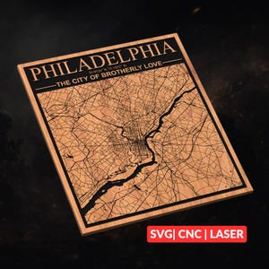 Puede incluir: Una taza de cerámica blanca con asa negra y el texto "But First, Coffee" en negrita negra. La taza se encuentra sobre un fondo neutro, resaltando su diseño sencillo.