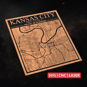 Könnte beinhalten: Lasergeschnittene Holzkarte von Kansas City mit Straßen und dem Missouri River. Der Text "KANSAS CITY" steht oben, darunter Koordinaten und "THE CITY OF FOUNTAINS". Unten rechts steht "SVG | CNC | LASER".