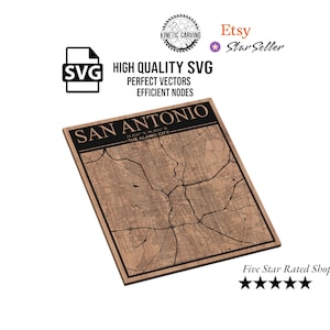 Puede incluir: Una descarga digital de un mapa de la ciudad de San Antonio, Texas, en formato SVG. El mapa está sobre un fondo de madera con el texto "San Antonio - The Alamo City" en negro.