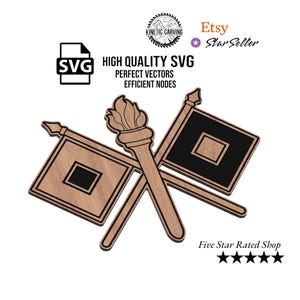 Op de afbeelding: Houten SVG-ontwerp met gekruiste vlaggen en een fakkel. De vlaggen hebben een zwart vierkant in het midden en de fakkel heeft een vlam aan de bovenkant. Het ontwerp bevat de tekst "HIGH QUALITY SVG PERFECT VECTORS EFFICIENT NODES".