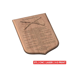 Könnte beinhalten: Eine schildförmige Holzplakette mit einer Gravur von zwei gekreuzten Gewehren an der Oberseite. Unter den Gewehren ist der Text The Infantryman's Creed eingraviert, gefolgt vom vollständigen Text des Glaubensbekenntnisses, der mit I AM THE INFANTRY! FOLLOW ME! endet.
