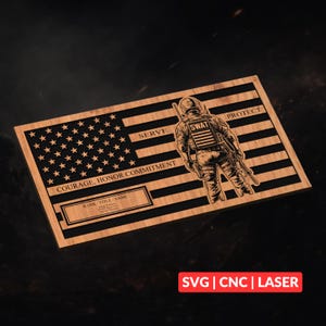 Puede incluir: Placa de madera con un diseño de la bandera estadounidense y una ilustración de un oficial de SWAT. La placa incluye las palabras "SERVE", "PROTECT" y "COURAGE, HONOR, COMMITMENT". Se proporciona un espacio para un nombre y un título. La esquina inferior derecha tiene el texto "SVG | CNC | LASER".