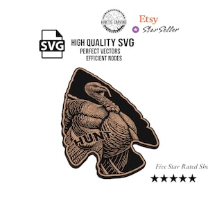 Op de afbeelding: Een zwart en bruin pijlvormig ontwerp met een gedetailleerde illustratie van een kalkoen met het woord "HUNT" eronder.