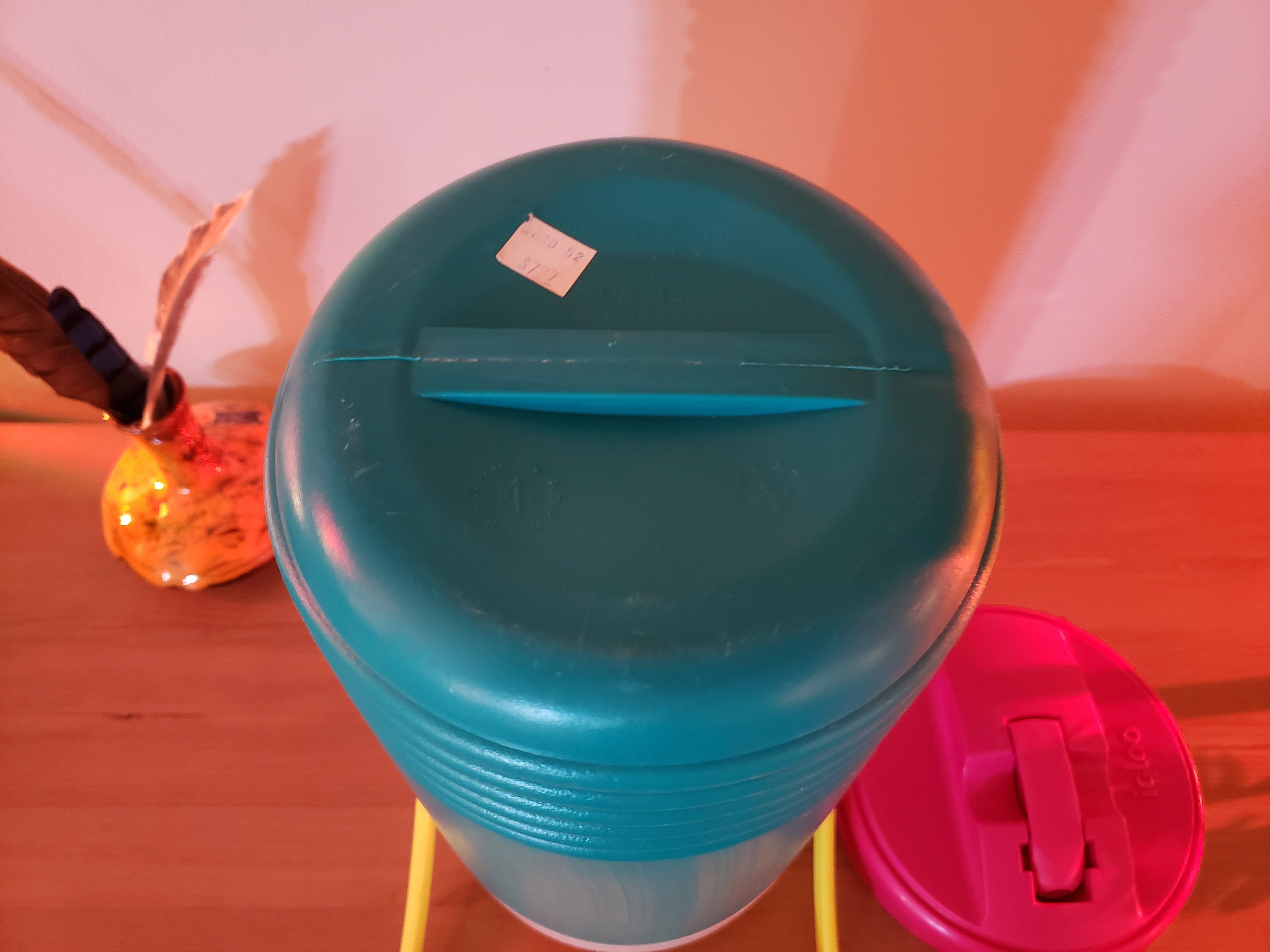 Glacière Igloo Vintage 1 Gallon, Années 1990, Couleur Rose/jaune/sarcelle, Originale, MISC906