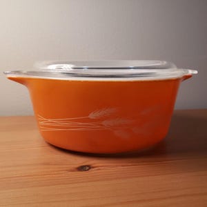 Vintage Pyrex Herbsternte Weizenrot Auflaufform 472-B 750 ml mit Deckel