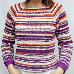 Pu&ograve; includere: Un maglione in maglia a maniche lunghe caratterizzato da un motivo a righe orizzontali nei toni del viola, arancione brillante e bianco sporco. Il capo presenta un ampio scollo a barchetta e polsini a coste viola tinta unita, in maglia testurizzata.
