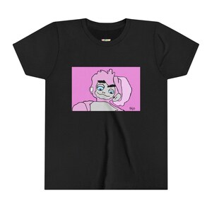 Könnte beinhalten: Schwarzes T-Shirt mit einer rosa-grauen Cartoon-Illustration auf der Vorderseite. Das Kunstwerk zeigt eine Figur mit rosa Haaren und einem grauen Gesicht vor einem rosa Hintergrund. Die Signatur des Künstlers, "tkjo", befindet sich unten rechts.
