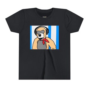 Könnte beinhalten: Schwarzes T-Shirt mit einer Cartoon-Illustration eines Bären mit Kopfhörern und einem roten Schal. Der Bär ist vor einem Hintergrund aus blauen und weißen Streifen platziert. Die Initialen des Künstlers, "tkjo", befinden sich in der unteren rechten Ecke.