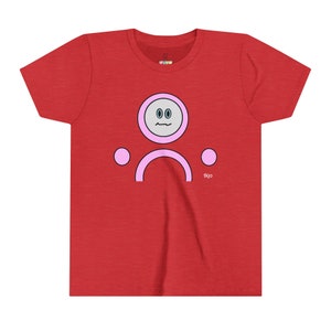 Könnte beinhalten: Rotes T-Shirt mit einem rosa und hellblauen Cartoon-Gesicht-Design. Das Design umfasst einen Kreis mit zwei Augen und einem gebogenen Mund, zwei Kreisen und einer gebogenen Linie. Der Text "tkjo" befindet sich in der unteren rechten Ecke.