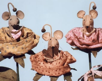 A Flower for Thee With Love from Me - Primitive mouse PATTERN -  HHF435