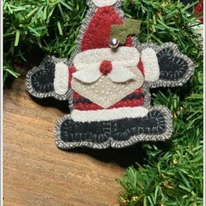 Happy Santa Ornament ~ Wool Applique Ornament PATTERN   WSD2103